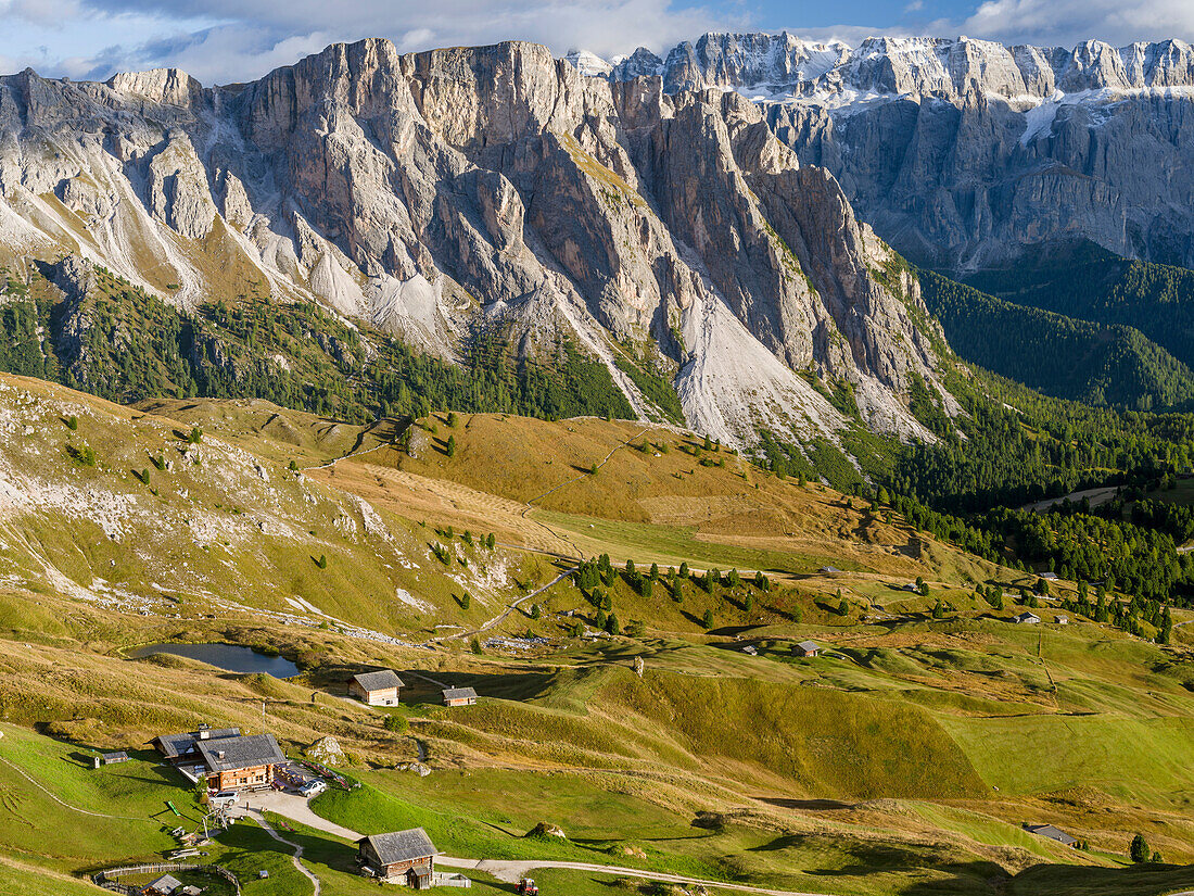 Die Dolomiten im Grödner Tal in Südtirol, Alto Adige, Aschgler Alpe im Vordergrund. Die Dolomiten sind als UNESCO-Weltnaturerbe gelistet. Mitteleuropa, Italien