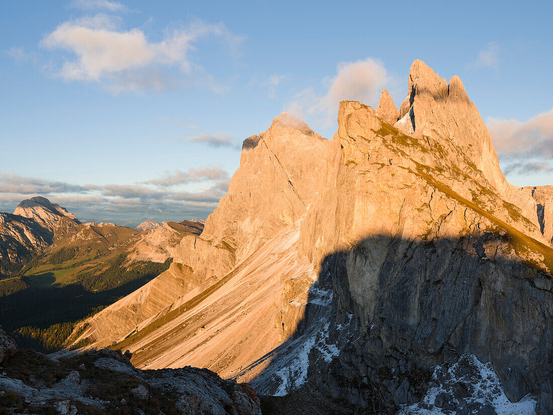 Geisler Berge im Naturpark Puez-Geisler. Die Dolomiten des Grödnertals in Südtirol, Alto Adige. Die Dolomiten sind als UNESCO-Weltnaturerbe gelistet. Mitteleuropa, Italien