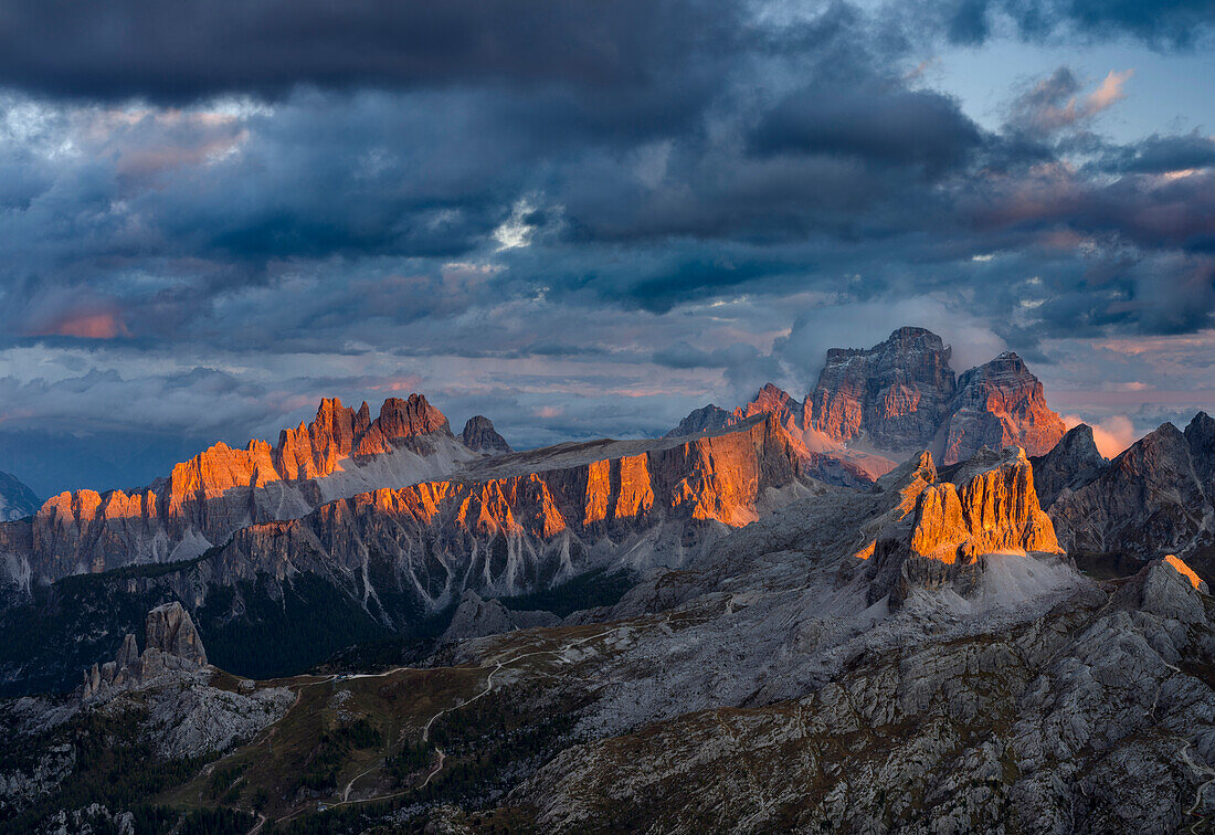 Die Dolomiten im Veneto. Monte Pelmo, Croda da Lago, Averau, Nuvolau und Ra Gusela im Hintergrund. Die Dolomiten sind als UNESCO-Weltnaturerbe gelistet. Mitteleuropa, Italien