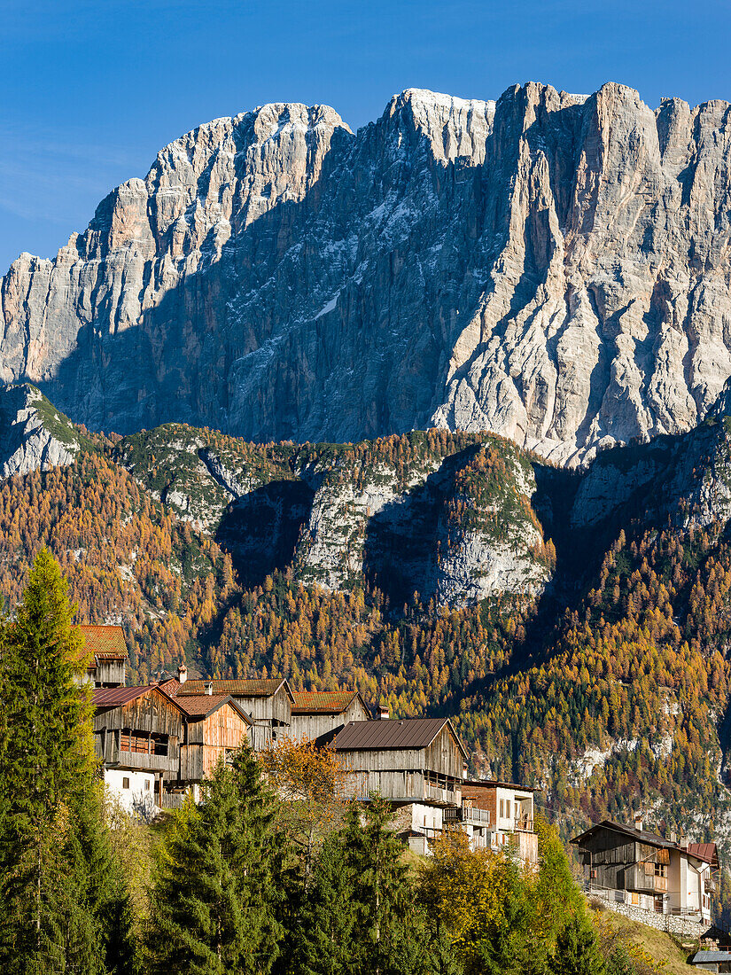 Der Monte Civetta ist eine der Ikonen der Dolomiten. Im Vordergrund Dörfer von San Tomaso Agordino. Die Dolomiten des Veneto sind Teil des UNESCO-Weltkulturerbes, Italien