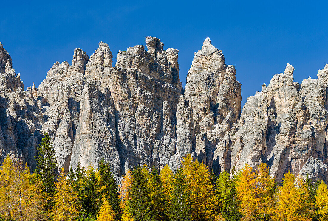 Gipfel der südlichen Civetta-Bergkette, die sich über dem Val dei Cantoni in den Dolomiten des Veneto erheben. Teil des UNESCO-Weltkulturerbes, Italien