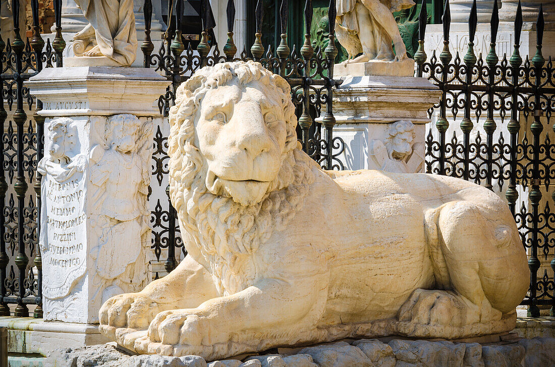 Löwenstatue am Eingang zum Arsenal, Venedig, Venetien, Italien
