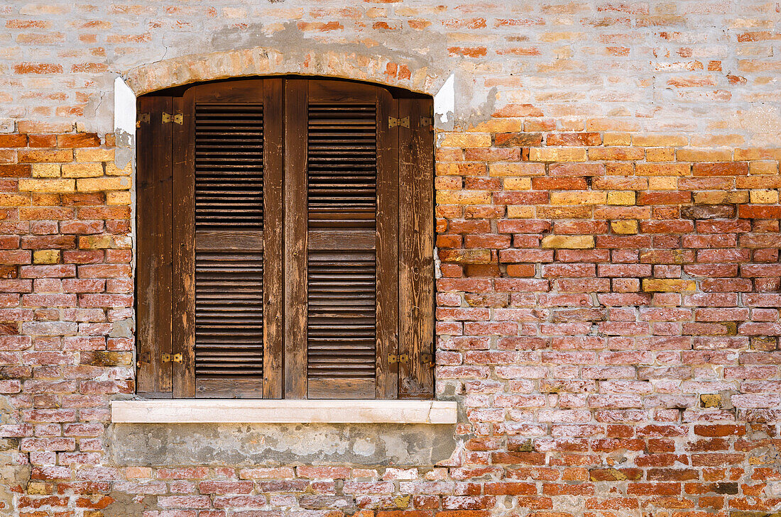 Fensterläden aus Holz und Mauer, Burano, Venetien, Italien