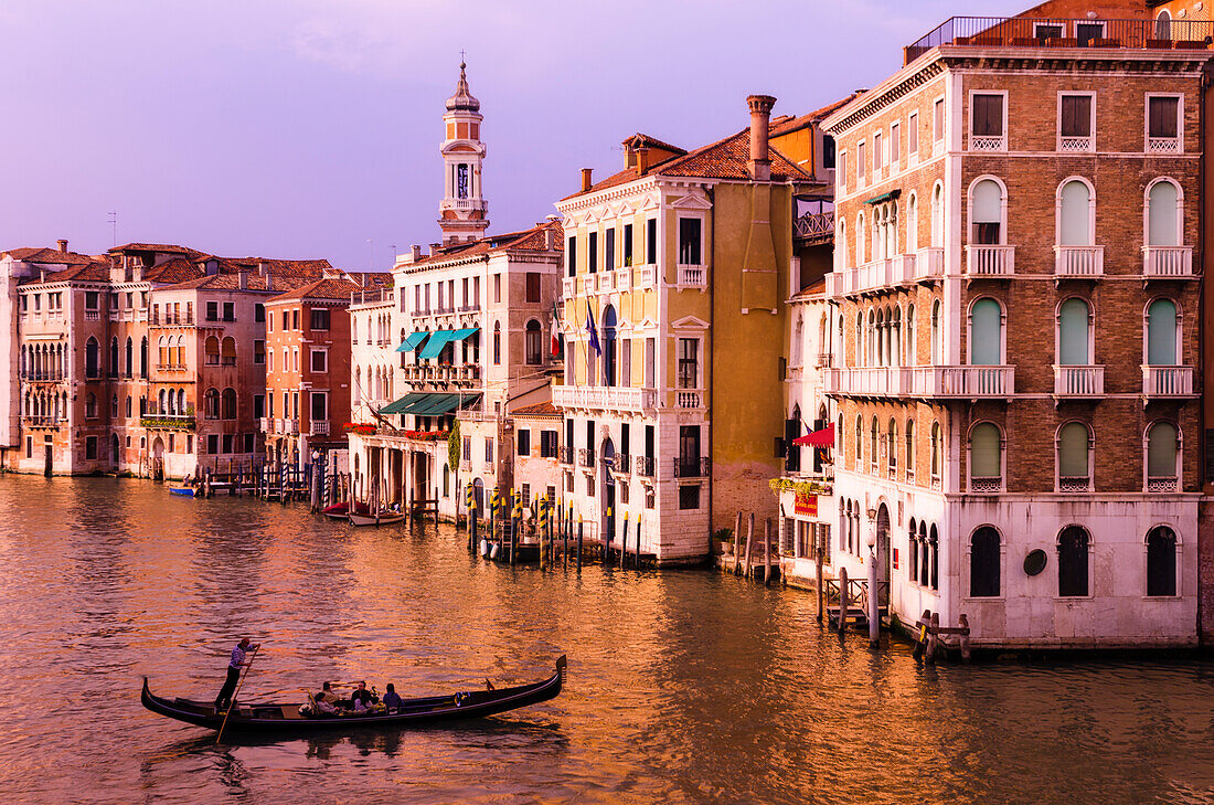Abendlicht und Gondel auf dem Canal Grande, Venedig, Venetien, Italien