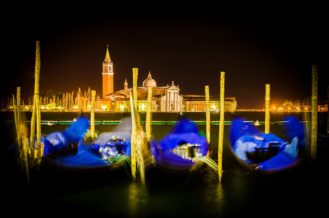 Gondeln und Kirche San Giorgio Maggiore bei Nacht, Piazza San Marco (Markusplatz), Venedig, Venetien, Italien