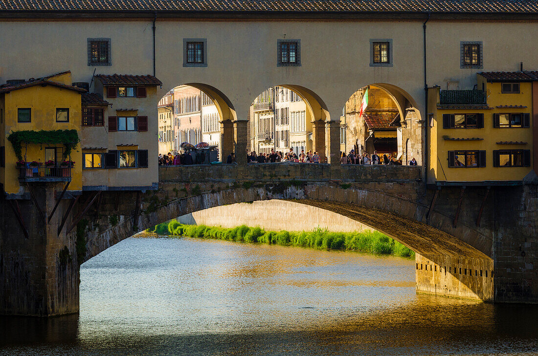 Ponte Vecchio und den Fluss Arno, Florenz, Toskana, Italien