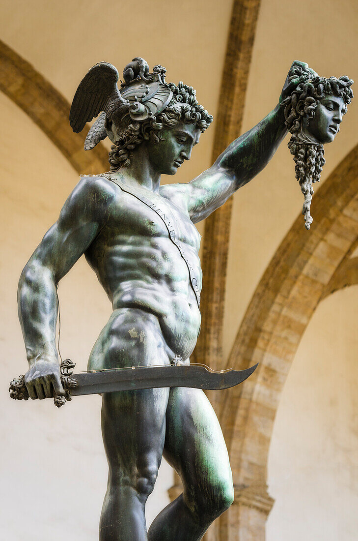 Perseus und Medusa-Statue in der Loggia dei Lanzi, Florenz, Toskana, Italien