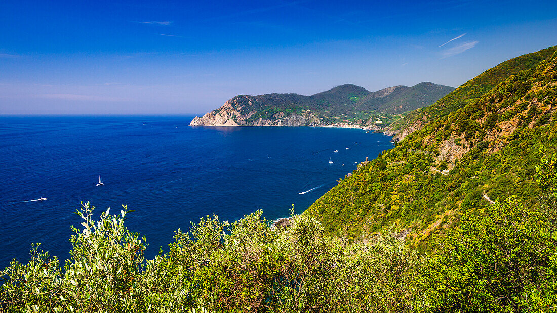 Das Ligurische Meer vom Sentiero Azzurro (Blauer Wanderweg) in der Nähe von Vernazza, Cinque Terre, Ligurien, Italien
