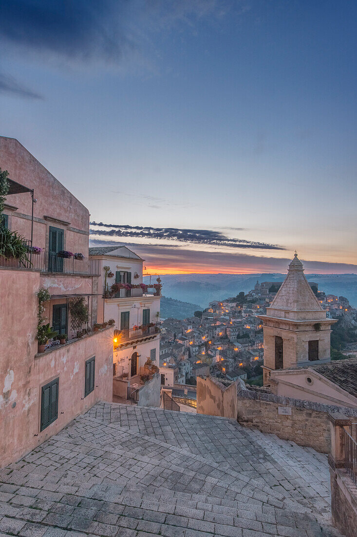 Italien, Sizilien, Ragusa, Blick hinunter auf Ragusa Ibla bei Sonnenaufgang