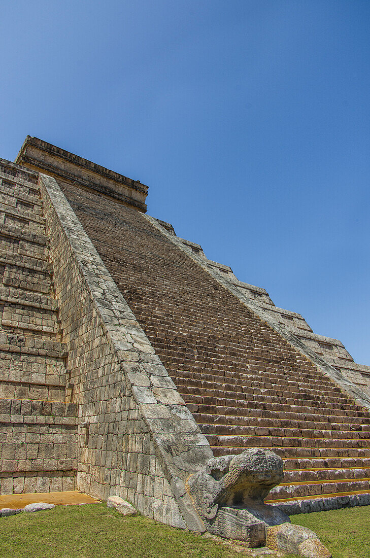 UNESCO-Weltkulturerbe, alte Stufenpyramide Kukulkan in Chichen Itza Mexiko.