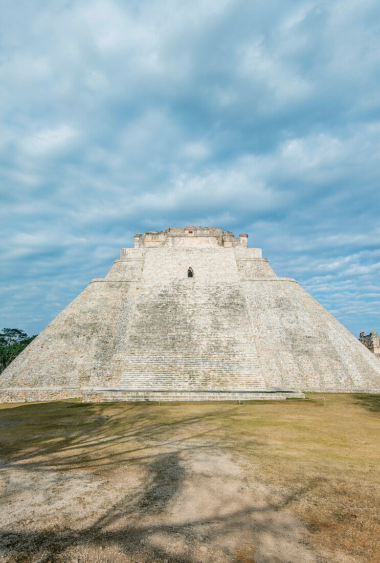 Mexiko, Yucatan. Uxmal-Ruinen, Pyramide des Magiers, vermutlich im 9. Jahrhundert n. Chr. erbaut