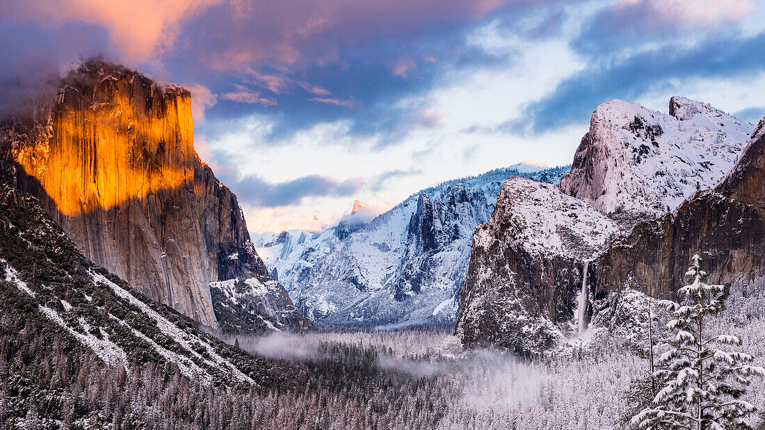Winter sunset over Yosemite Valley from Tunnel View, Yosemite National Park, California, USA