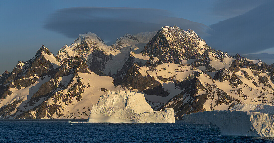 Antarktis, Insel Südgeorgien, Coopers Bay. Eisberge und Berge bei Sonnenaufgang