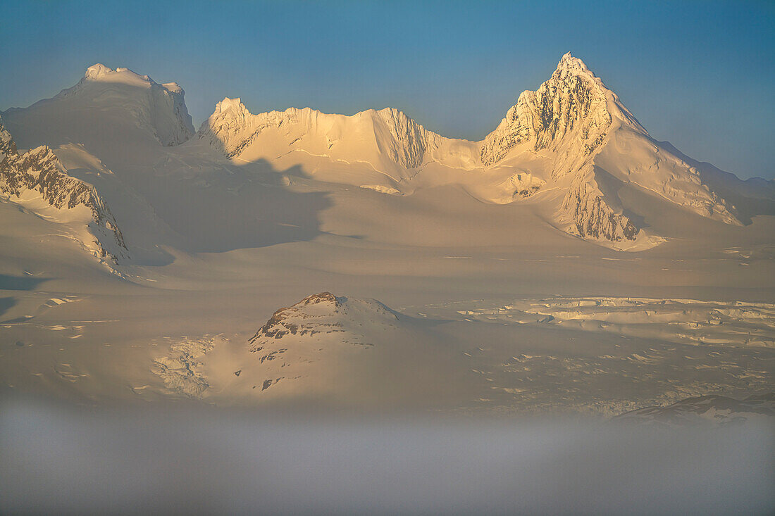 Antarktis, Insel Südgeorgien. Sonnenuntergang auf schneebedeckten Berggletschern