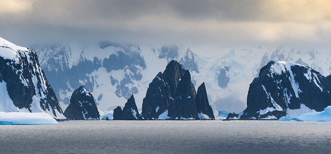 Antarktische Halbinsel, Antarktis, Spert Island. Schroffe Felsen und Berge.