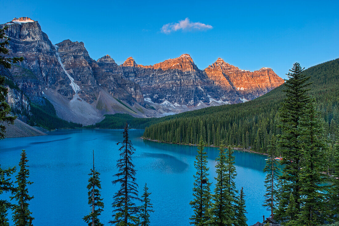 Kanada, Alberta, Banff-Nationalpark. Moraine Lake und Valley of the Ten Peaks bei Sonnenaufgang