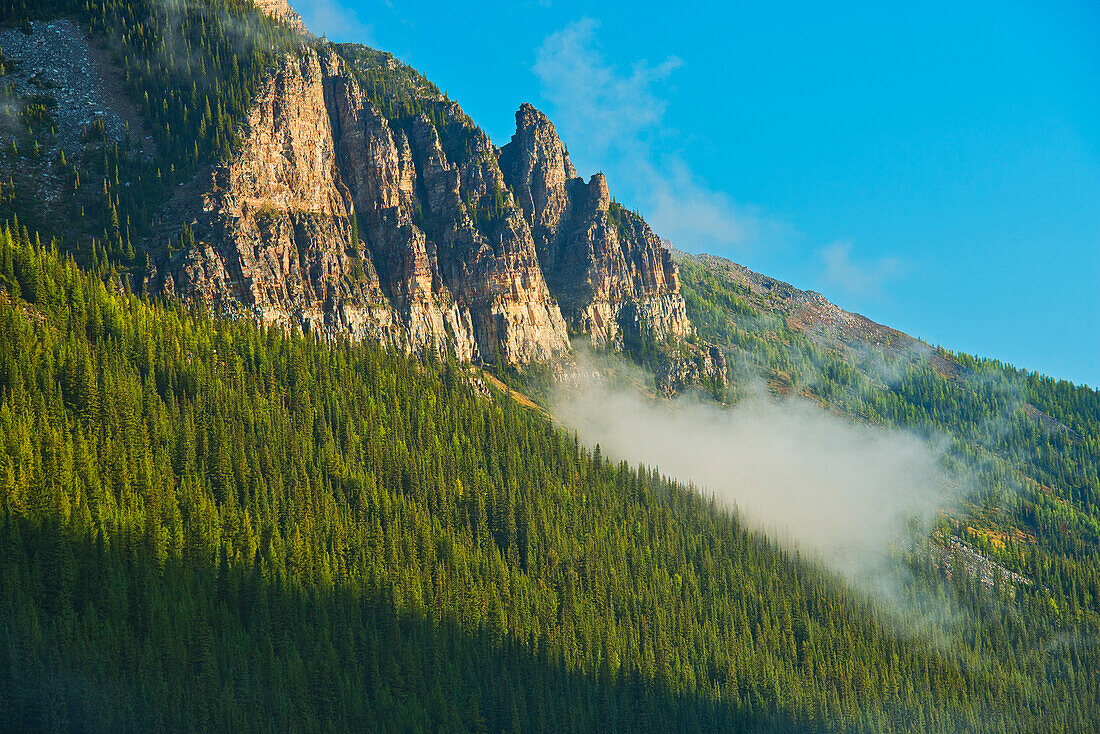 Kanada, Alberta, Banff-Nationalpark. Sonnenaufgangslandschaft mit Mt. Temple