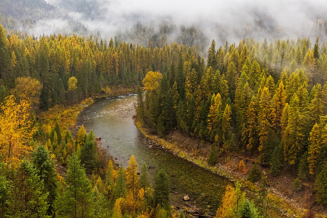 Der Salmo River im Herbst in der Nähe von Salmo, British Columbia, Kanada