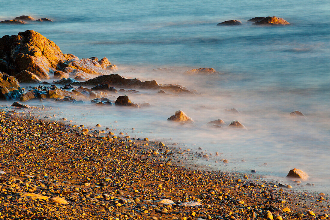 Meereslandschaft mit Langzeitbelichtung am Browning Beach, Sechelt, British Columbia, Kanada