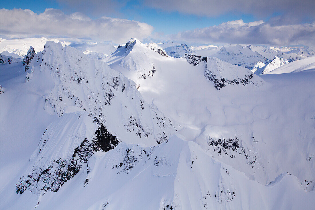 Luftaufnahme des Tiefschnees in den Coast Mountains, in der Nähe von Squamish und Whistler, British Columbia, Kanada