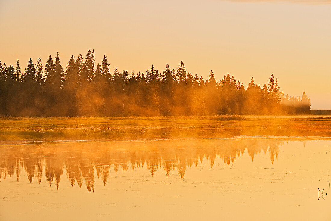 Kanada, Manitoba, Riding-Mountain-Nationalpark. Nebel über dem Whirlpool Lake bei Sonnenaufgang.