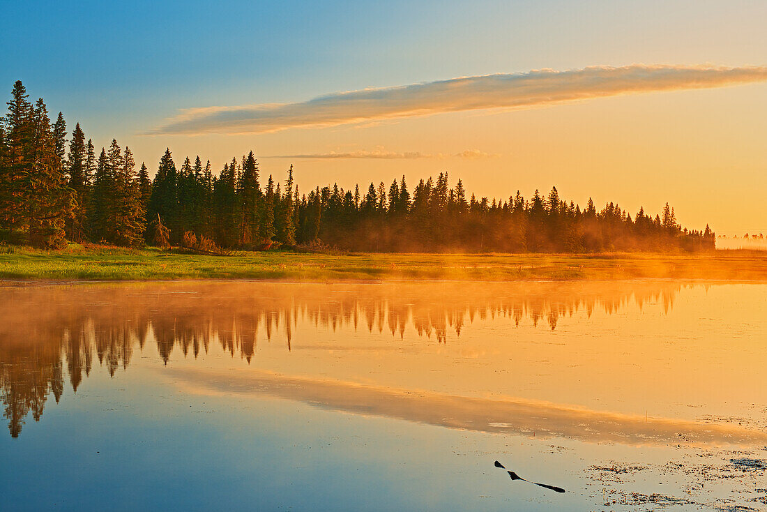 Kanada, Manitoba, Riding-Mountain-Nationalpark. Nebel über dem Whirlpool Lake bei Sonnenaufgang.