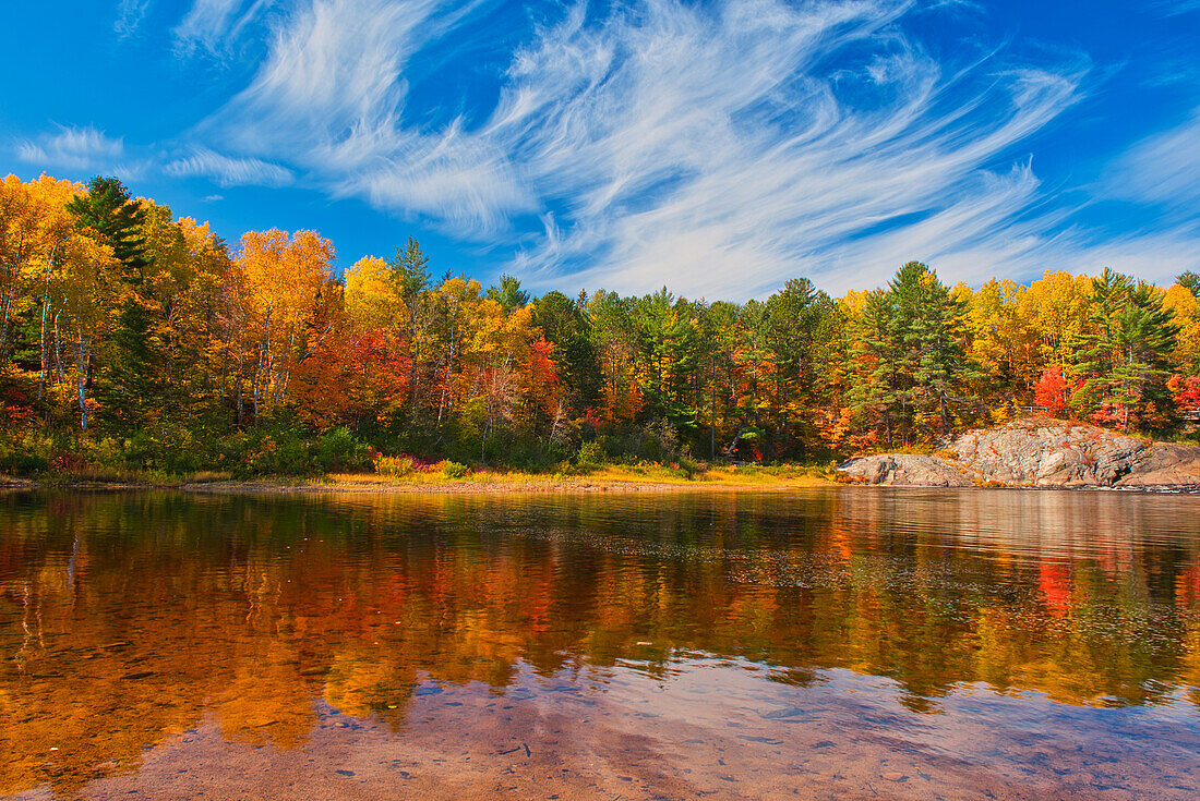 Kanada, Ontario, Chutes Provincial Park. Reflexion über den Fluss Aux Sables im Herbst.