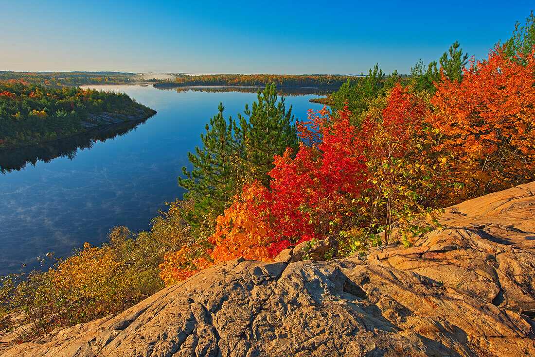 Kanada, Ontario, Sudbury. Lake Laurentian Conservation Area im Herbst.