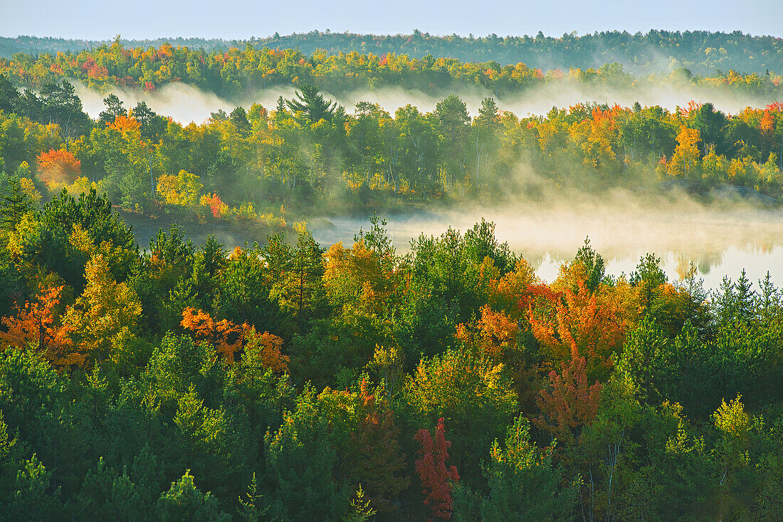 Kanada, Ontario, Sudbury. Lake Laurentian Conservation Area im Herbst.