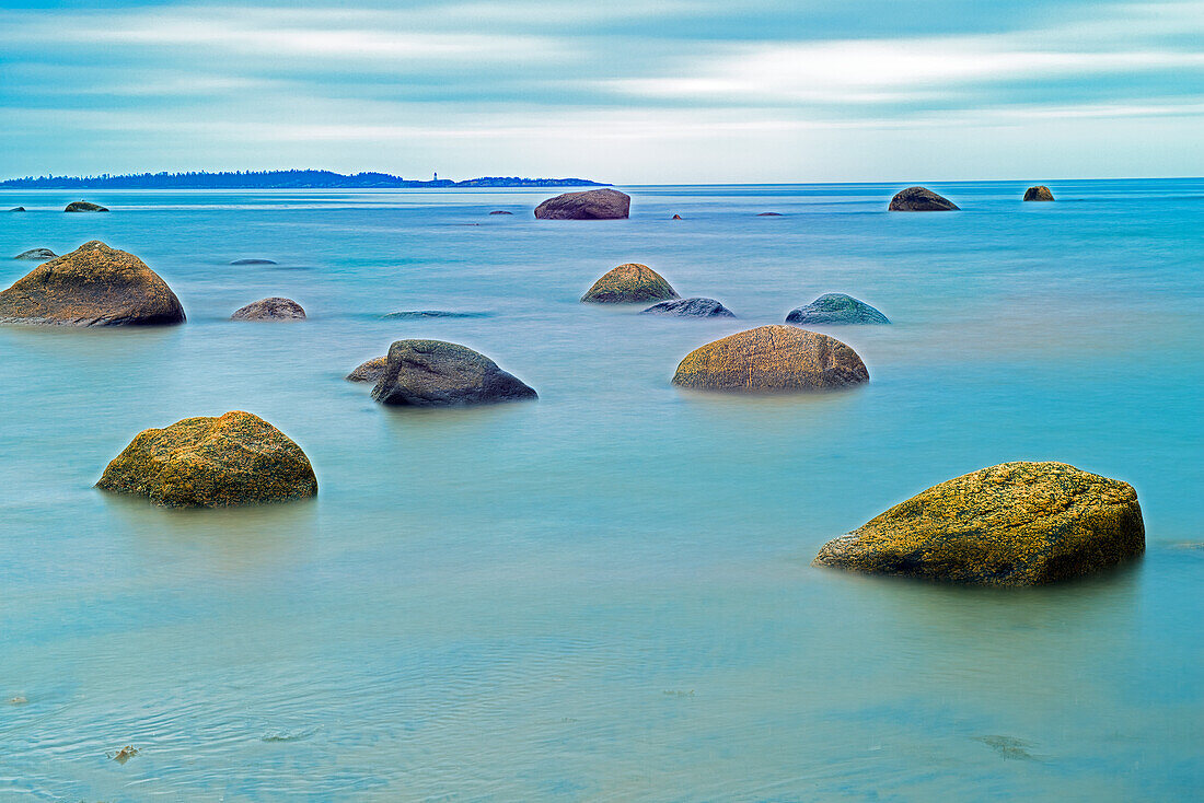 Kanada, Quebec, Sankt-Lorenz-Golf. Felsen entlang der Küste.