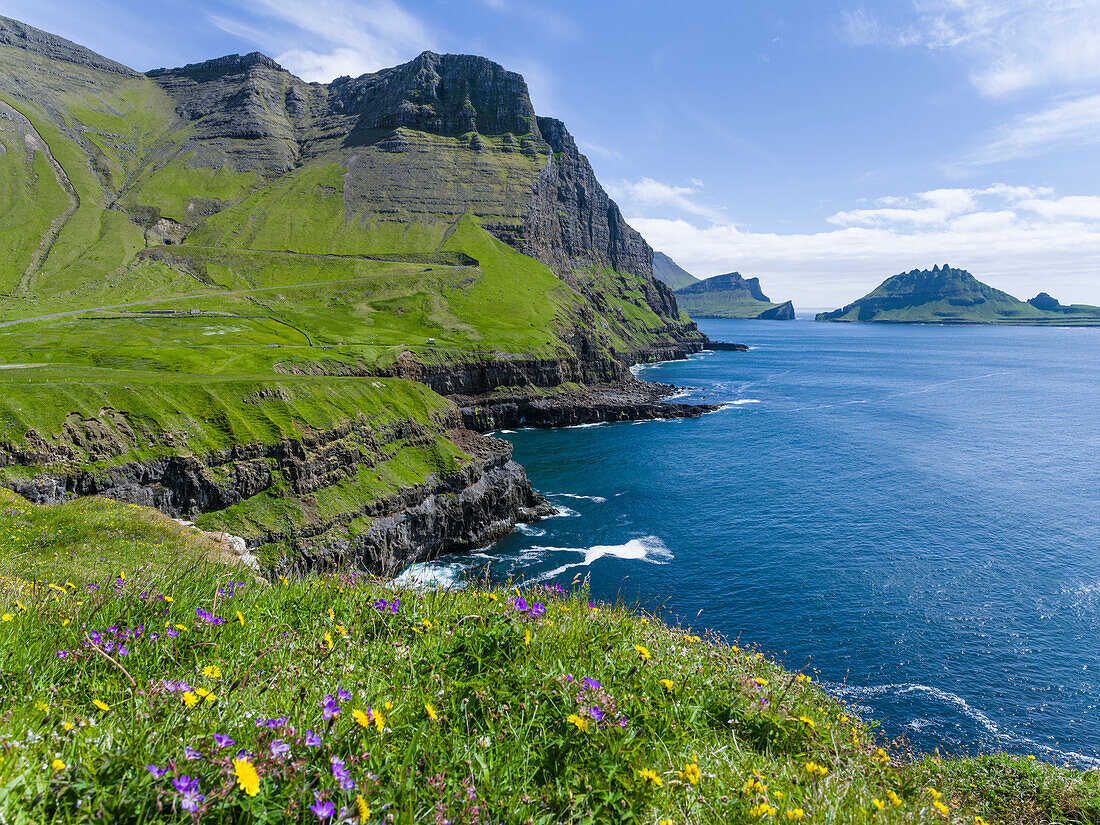 Küste in der Nähe von Gasadalur. Insel Vagar, Teil der Färöer-Inseln im Nordatlantik. Dänemark