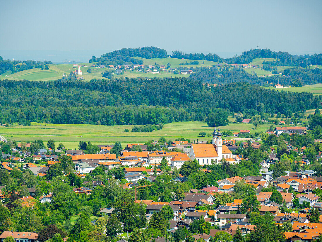 Luftaufnahme von Aschau im Chiemgau in den bayerischen Alpen. Europa, Deutschland, Bayern