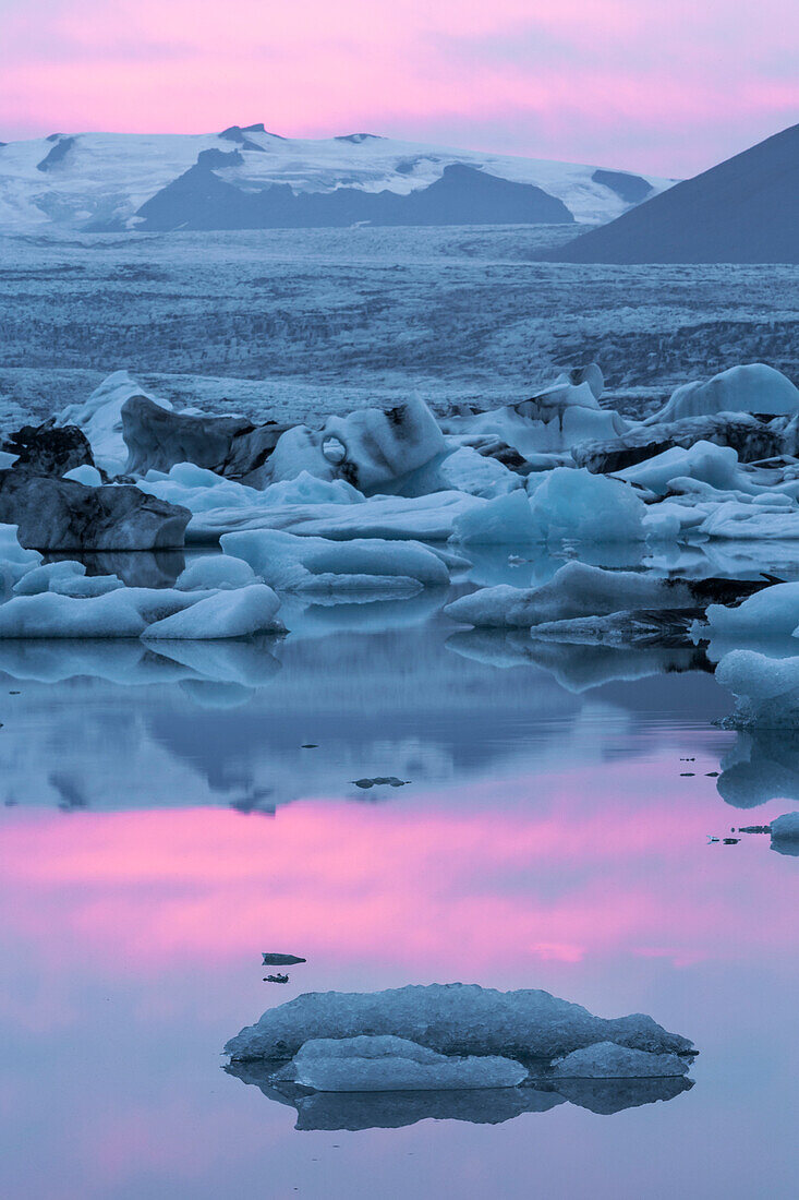 Europa, Südostisland, Skaftafell-Nationalpark, Jokulsarlon-See. See Jokulsarlon bei Sonnenuntergang.
