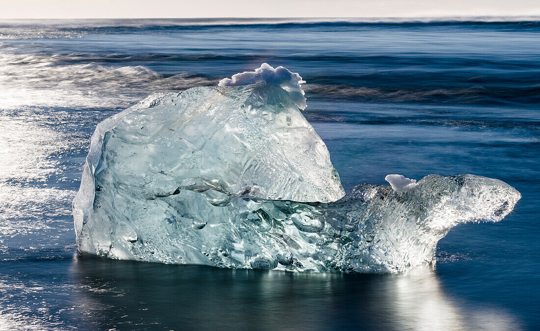 Eisberge am schwarzen Vulkanstrand. Strand des Nordatlantiks in der Nähe der Gletscherlagune Jokulsarlon und des Gletschers Breithamerkurjokull im Vatnajökull-Nationalpark.