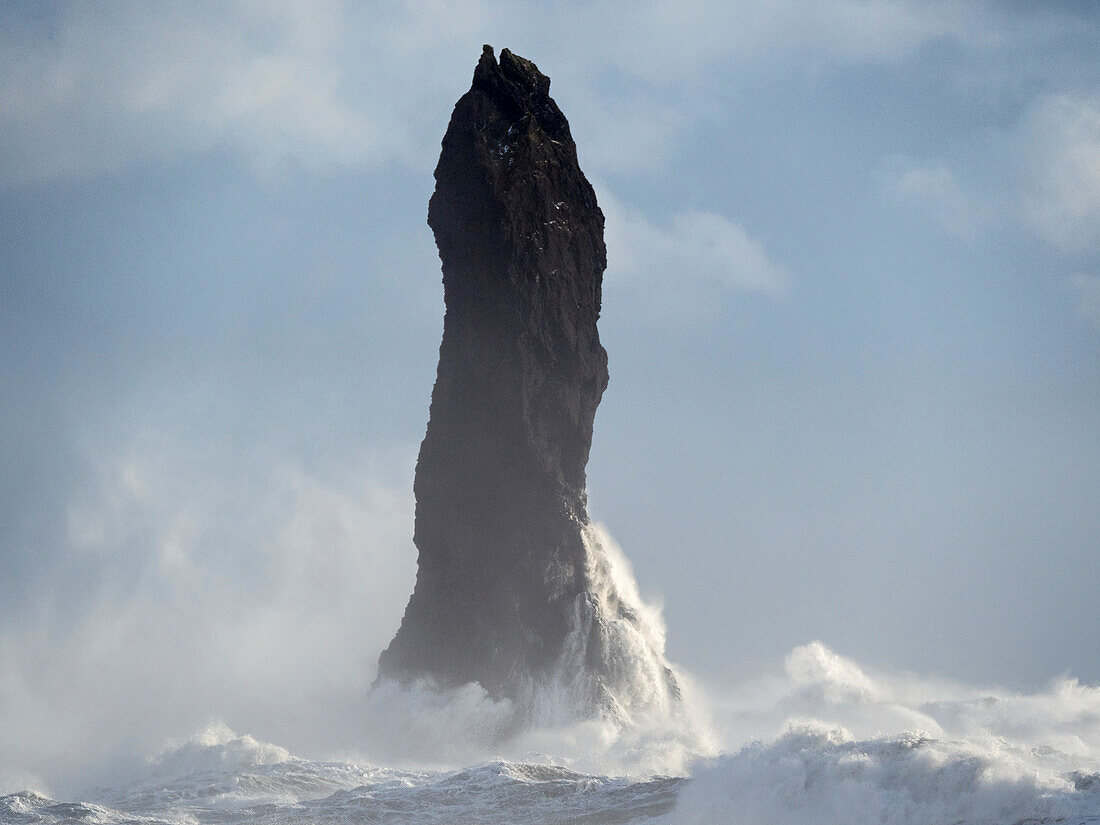 Küste bei Vik i Myrdal im Winter. Die Felsnadeln von Reynisdrangar, Island.