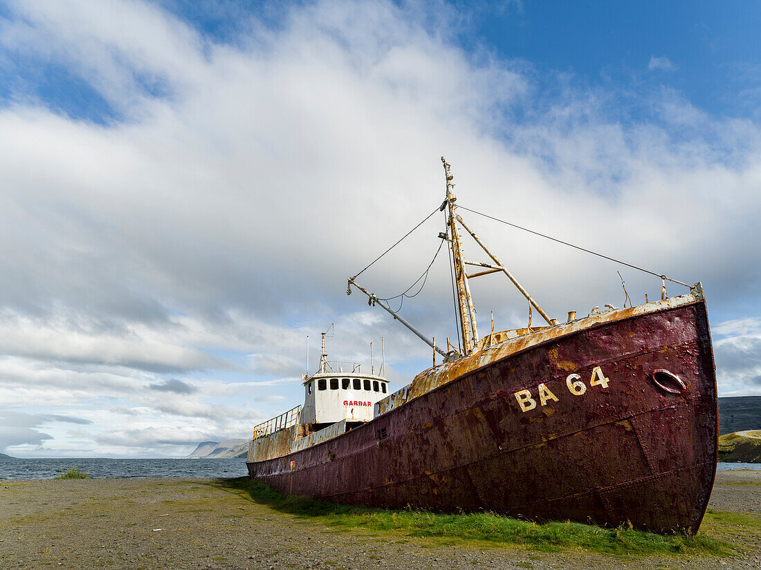 Wrack der Gardar, dem ersten Stahlschiff Islands. Die abgelegenen Westfjorde (Vestfirdir) im Nordwesten Islands.