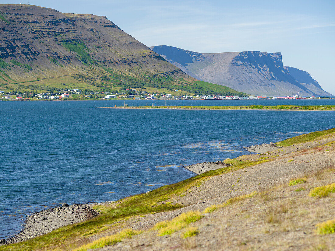 Thingeyri liegt am Ufer des Dyrafjordur-Fjords. Die abgelegenen Westfjorde (Vestfirdir) im Nordwesten Islands.