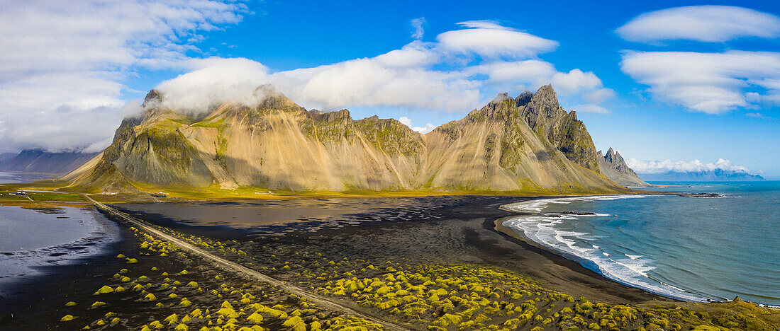 Europa, Island. Panoramasicht auf den schwarzen Sandstrand und die Berge auf der Halbinsel Stokksnes an der Südküste Islands.