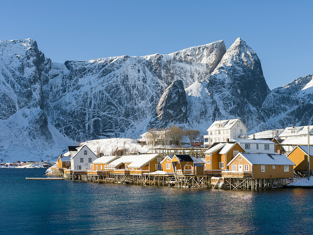 Dorf Reine und Dorf Skrisoya auf der Insel Moskenesoya. Die Lofoten im Norden Norwegens im Winter. Skandinavien, Norwegen