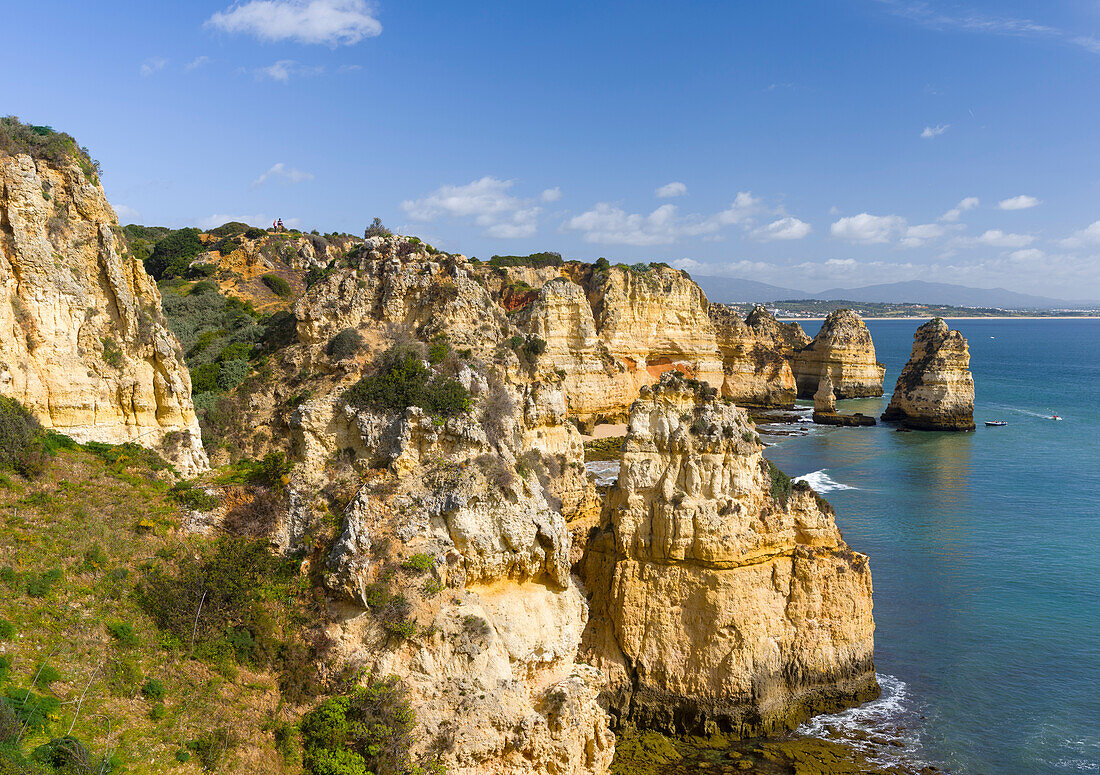 Die Klippen und Felsnadeln von Ponta da Piedade an der felsigen Küste der Algarve in Portugal.