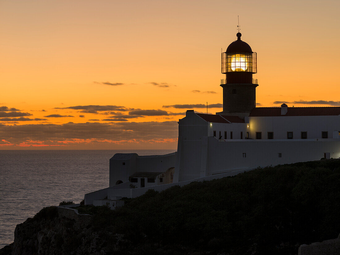 Cabo de Sao Vincente (Kap St. Vincent) mit seinem Leuchtturm an der Felsenküste der Algarve in Portugal.
