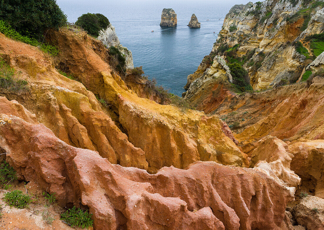 Die Klippen und Felsnadeln von Ponta da Piedade an der felsigen Küste der Algarve in Portugal.