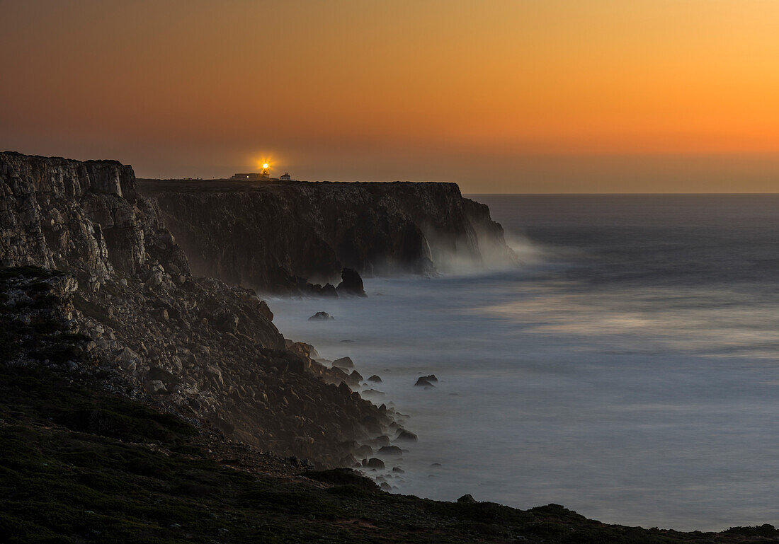 Cabo de Sao Vincente (Kap St. Vincent) mit seinem Leuchtturm an der Felsenküste der Algarve in Portugal.