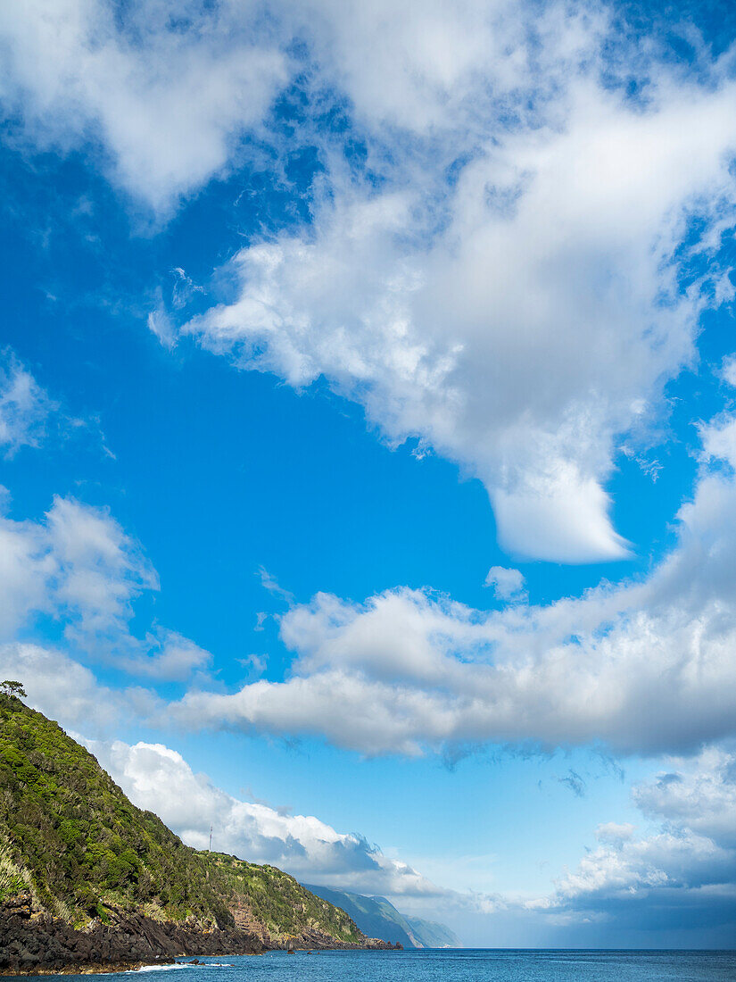 Dorf Calheta, Blick entlang der Südküste. Insel Sao Jorge, Azoren, Portugal.