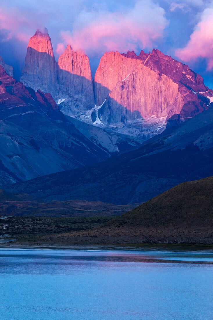 Chile, Patagonien. Sonnenaufgang auf den Bergen im Nationalpark Torres del Paine.