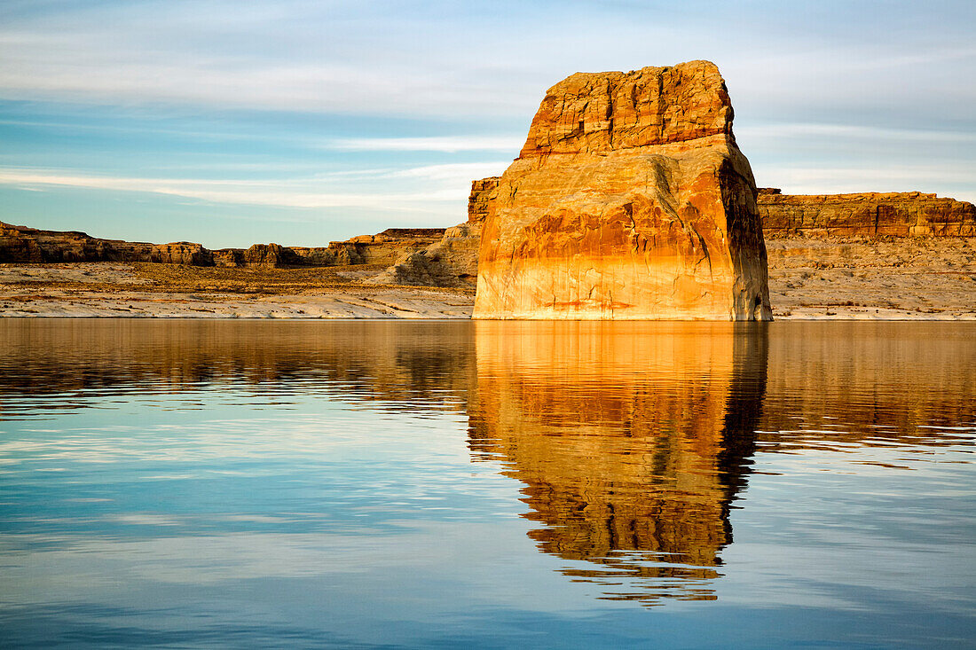 USA, Arizona, Page, Lone Rock at Lake Powell