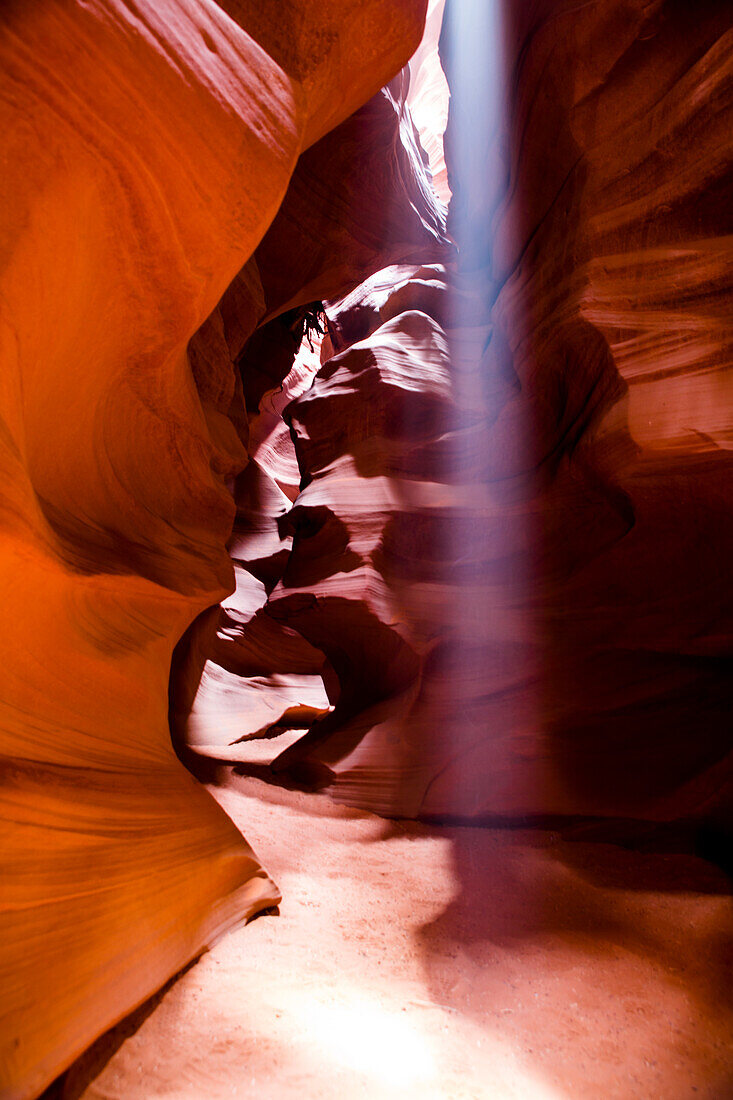 Seite, Arizona. Upper Antelope Canyon. Lichtstrahlen strömen aus dem offenen Schlitz des Upper Antelope Canyon