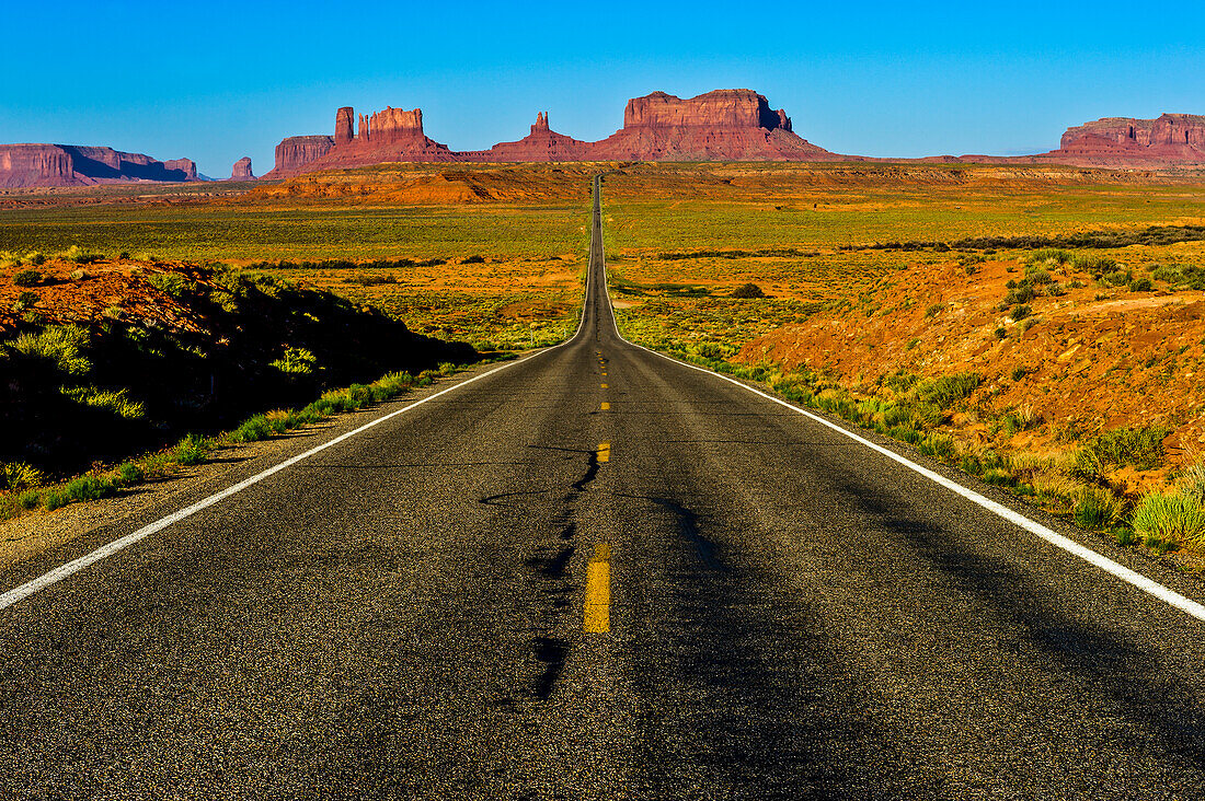USA, Arizona, Monument Valley, Highway View