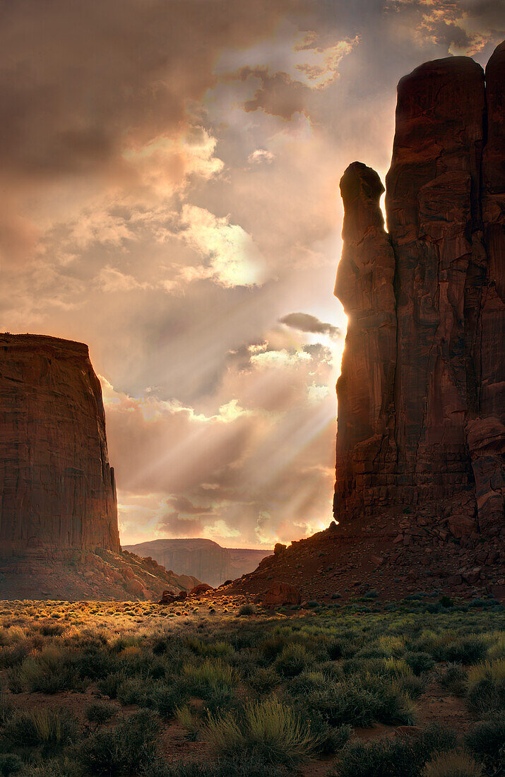 Lichtstrahlen dringen in das Monument Valley an der Grenze zwischen Arizona und Utah ein