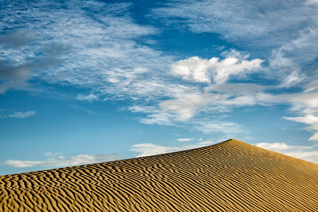 USA, Kalifornien, Death Valley National Park, am frühen Morgen auf den Mesquite Flat Dunes